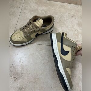 Nike Women’s Beige and Black Sneakers